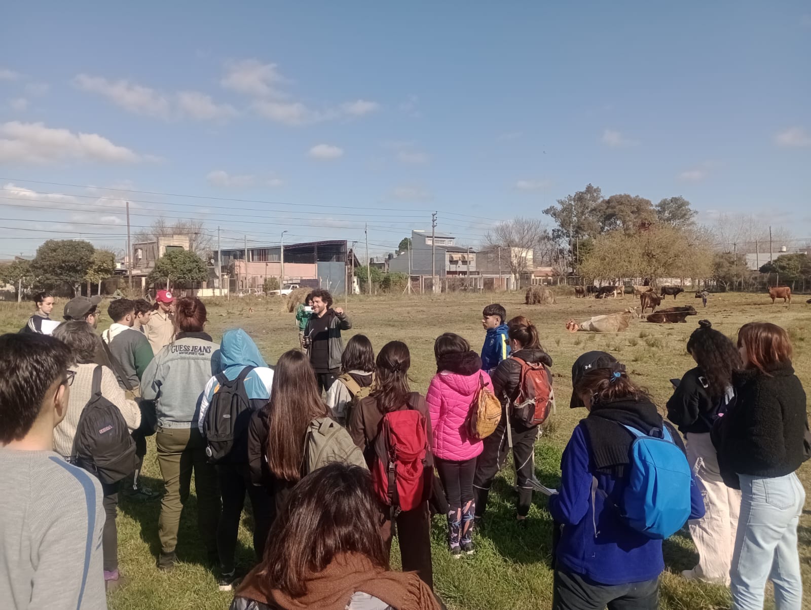 Estudiantes, docentes, no docentes y organizaciones sociales, se organizan en defensa de la agroecología. – (Berisso-La Plata)